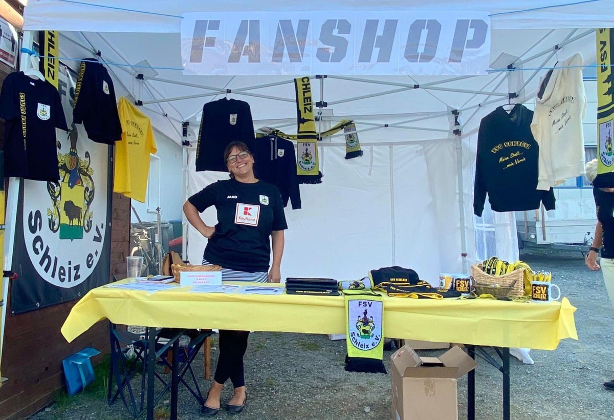 Erstmals aufgebauter Fanshop des FSV Schleiz bestens nachgefragt