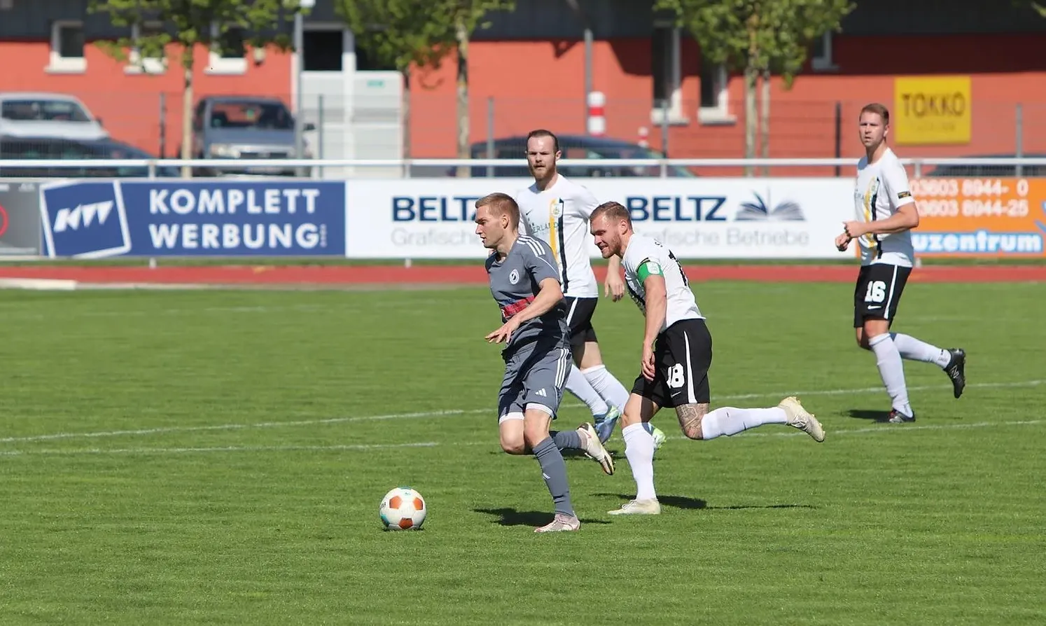 Schleiz lädt ein, Langensalza nimmt dankend an: Über das 2:1 in der Rosenstadt