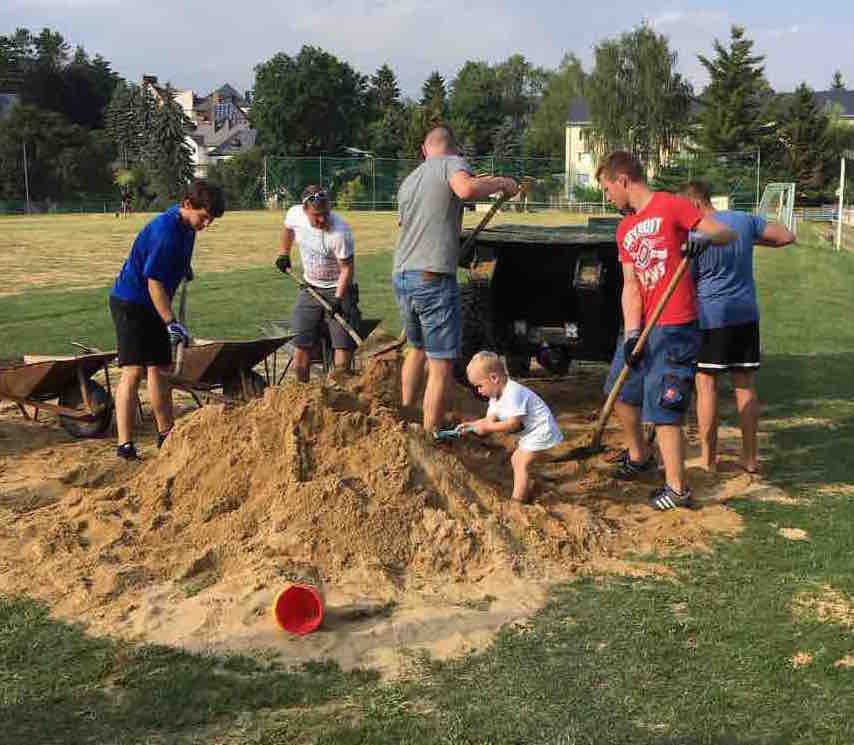 Auch die Jüngsten halfen bei der Platzsanierung