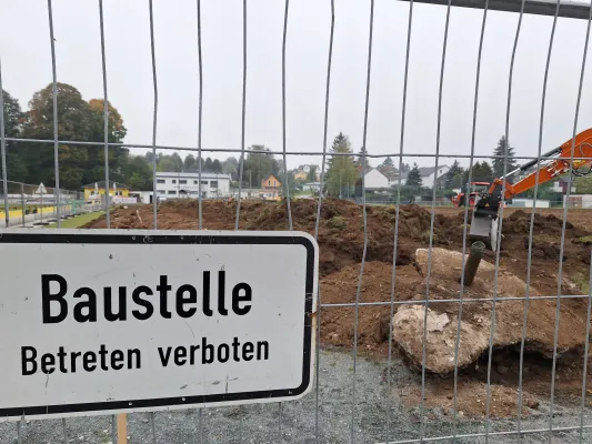 Bauphase Kunstrasen - Teil 1 (St. Strauß)